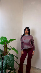 Maglia a righe bordeaux in morbido tessuto leggero