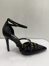 Tacco con fibbie dorate