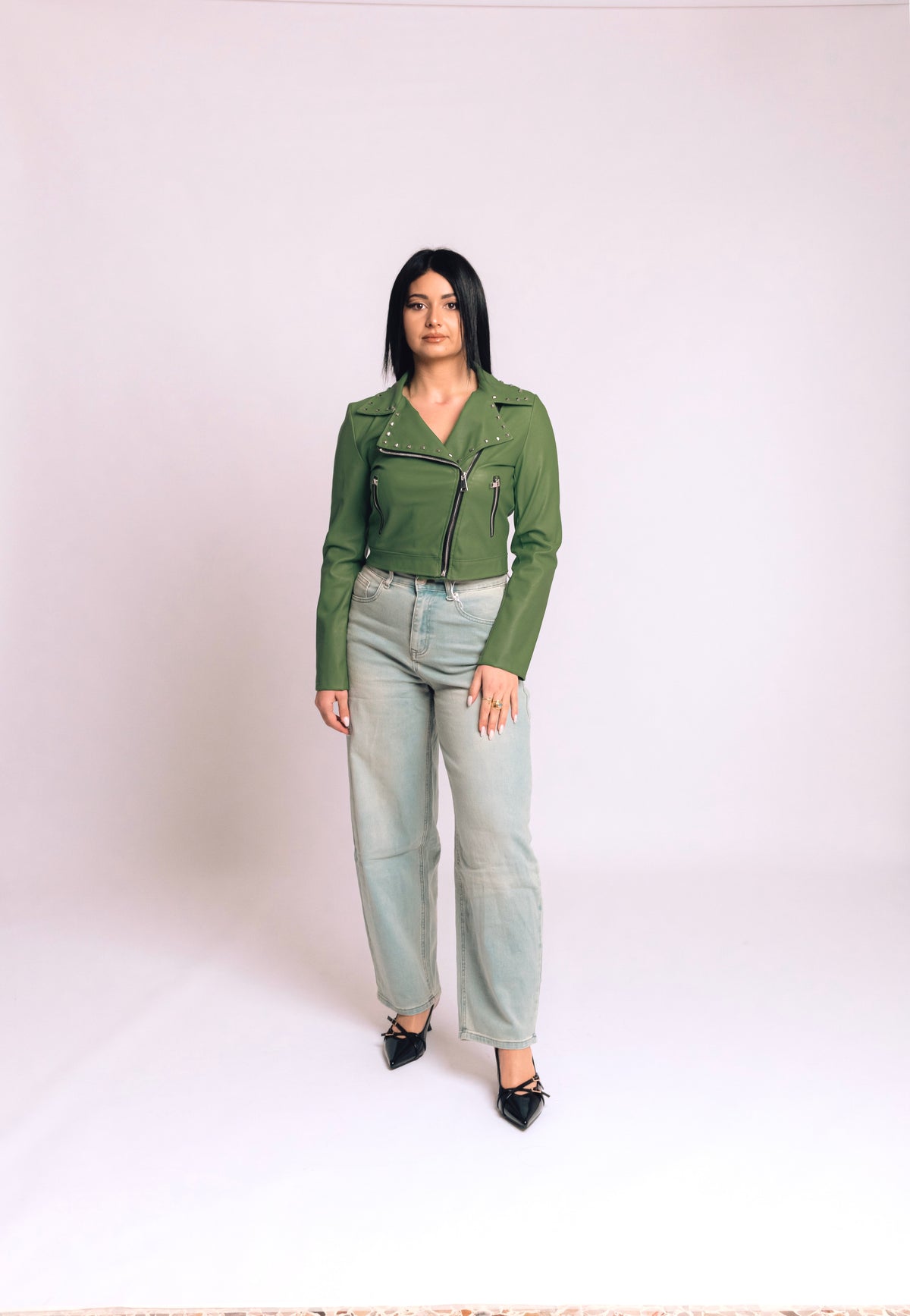 Chiodo in similpelle con borchie