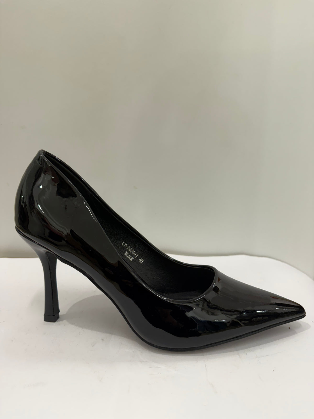 Décolleté in vernice nera