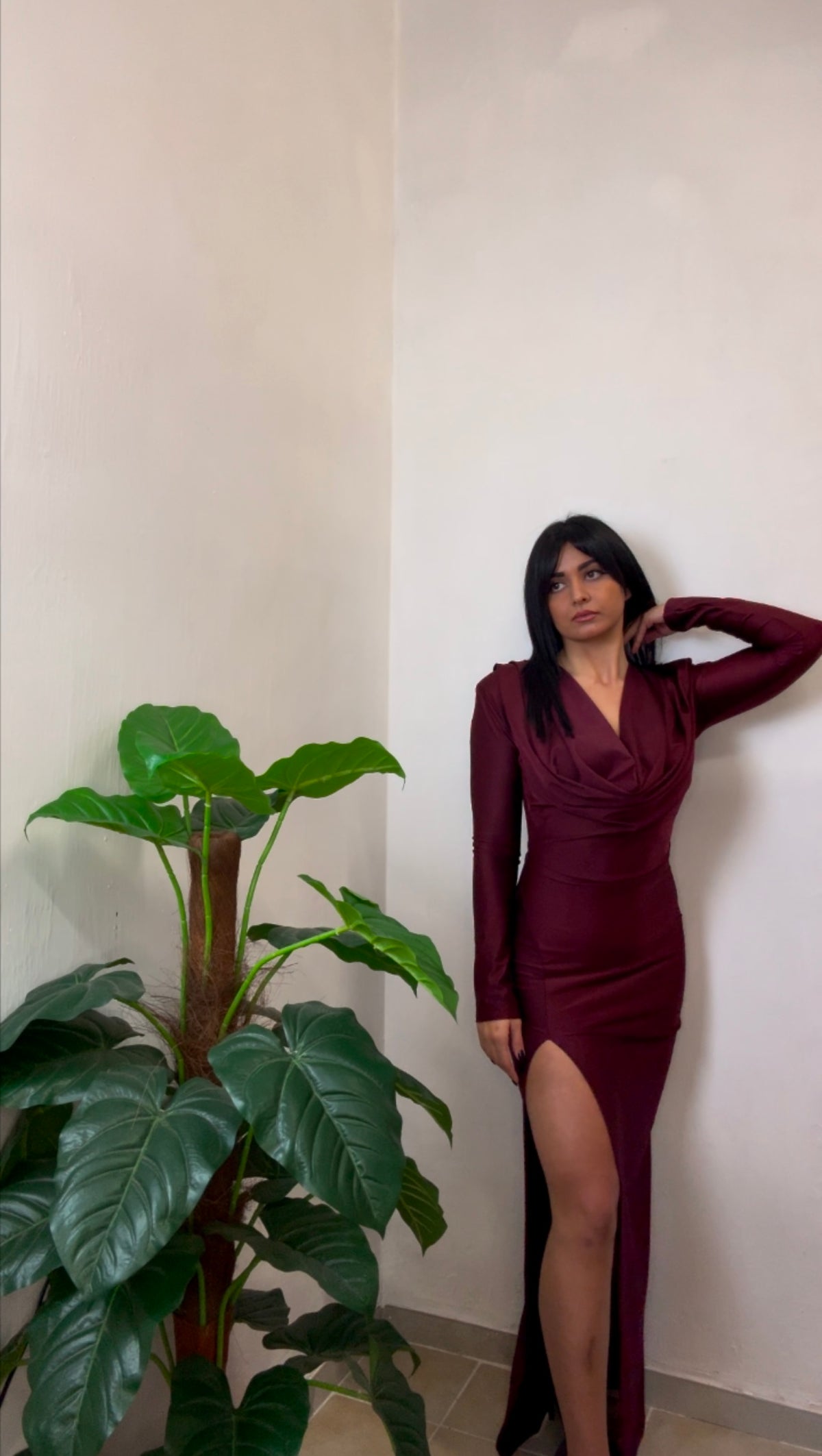 Dress Susan – Eleganza Scenografica con Spacco Laterale