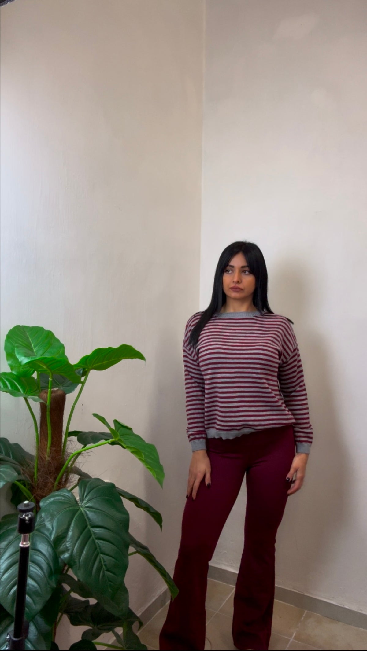 Maglia a righe bordeaux in morbido tessuto leggero