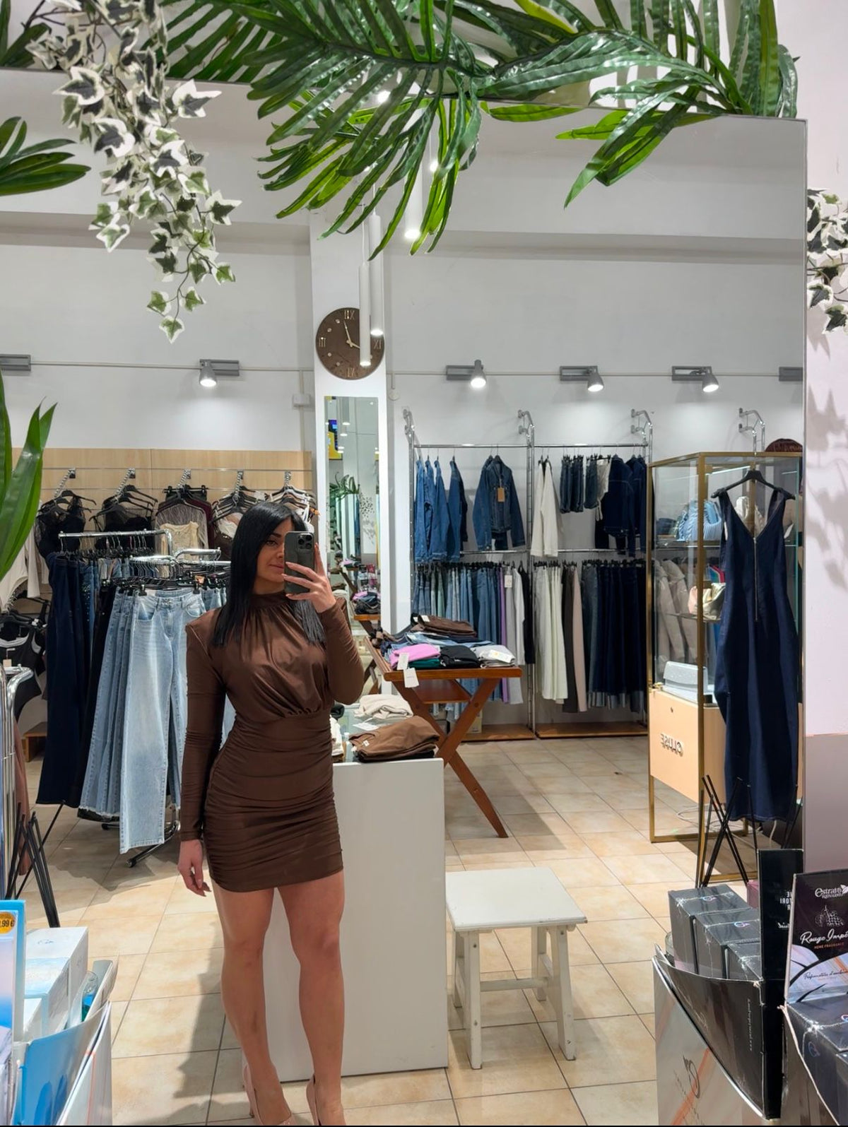 Abito con Schiena Scoperta – Eleganza Sensuale