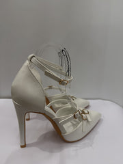 Tacco con fibbie dorate