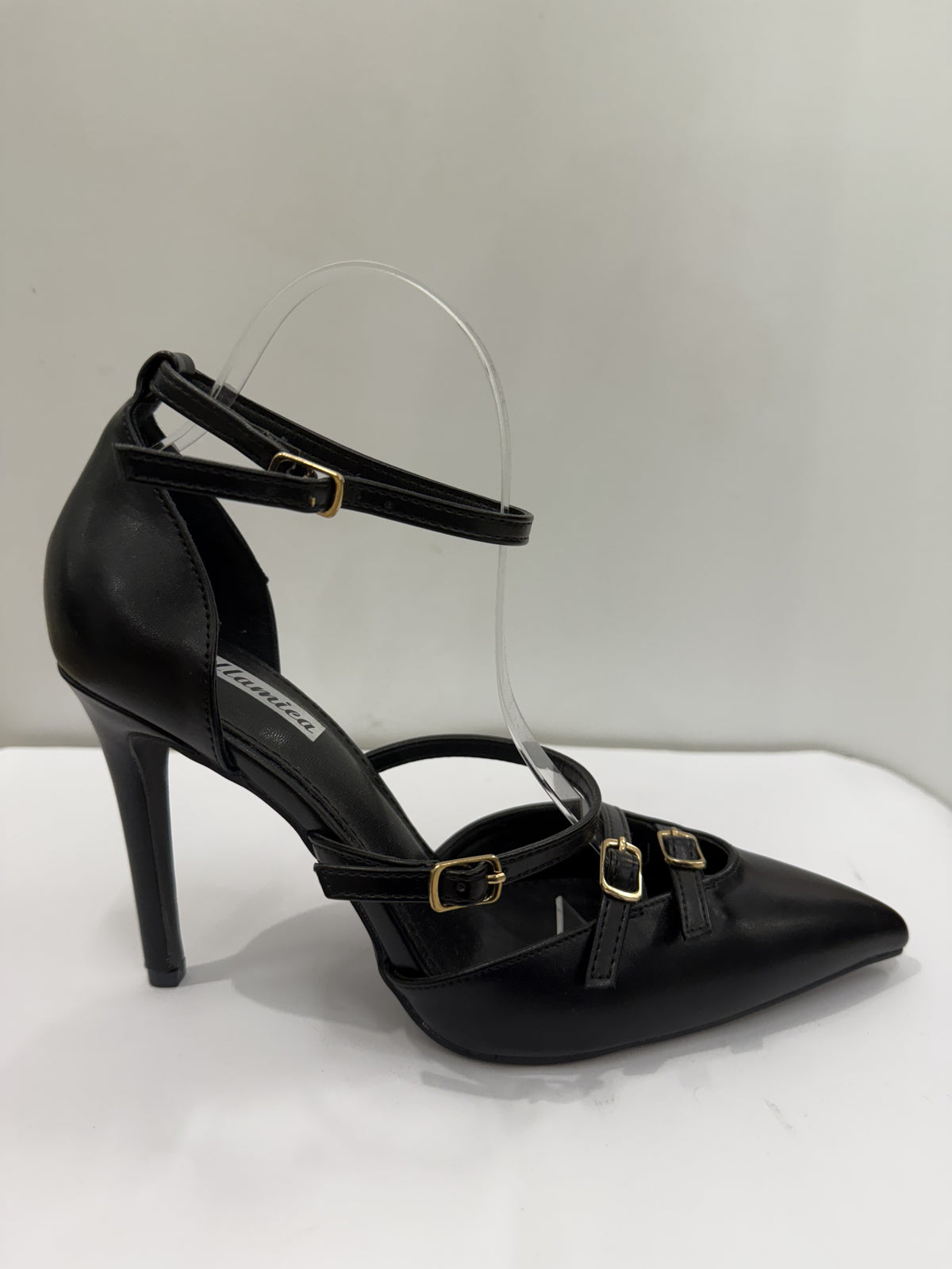 Tacco con fibbie dorate