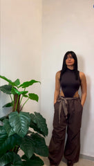 Body Sgambato Marrone – Minimalismo Seducente per Ogni Look